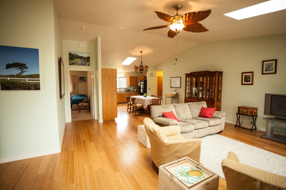 comfortable and spacious living room at Ho’oNani Care Home